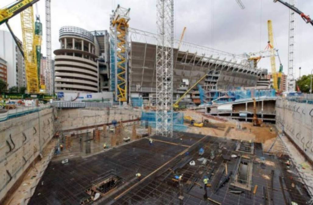 Real Madrid dio a conocer los avances realizados en su estadio, como la plantación del nuevo césped, así como los cambios que tendrá para las siguientes temporadas el recinto madrileño.