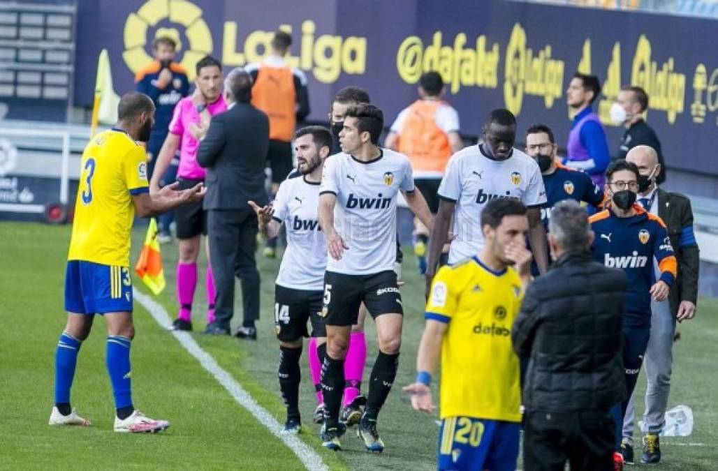 Como gesto de solidaridad para con el francés, todos los jugadores del Valencia decidieron dejar el campo del estadio Ramón de Carranza.