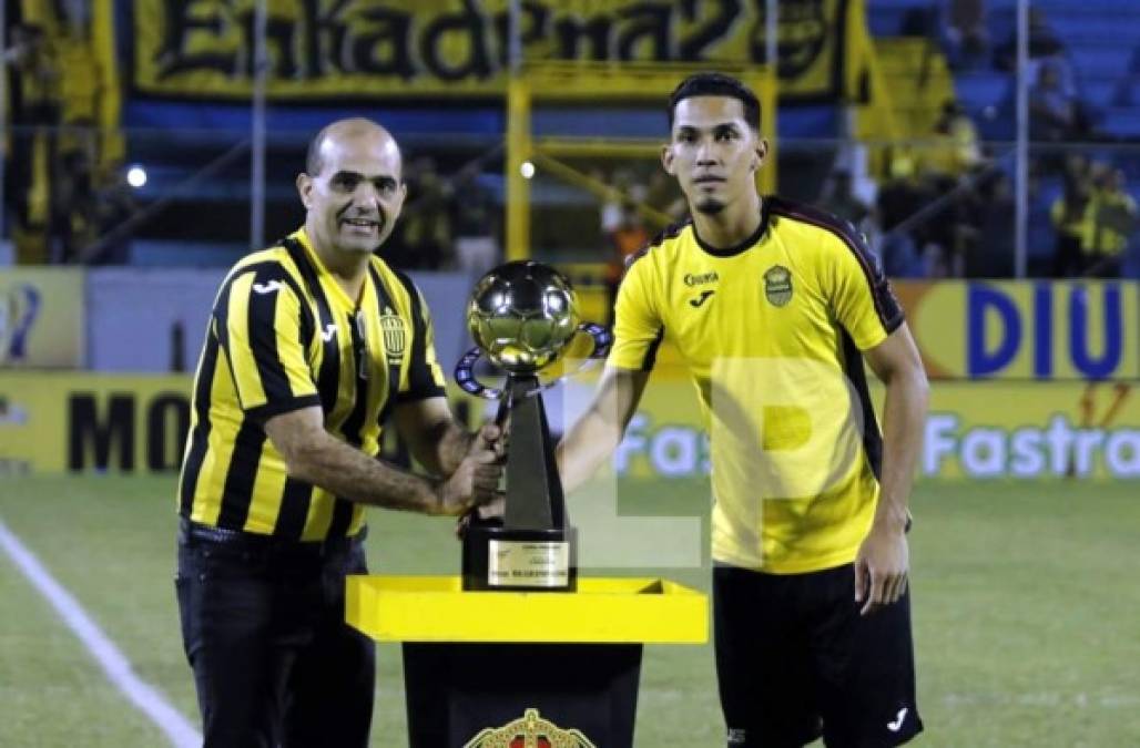 Fuad Abufele, uno de los presidentes de Real España, y Allans Vargas ofrecieron el trofeo de la Copa Premier Centroamericana a la afición aurinegra.