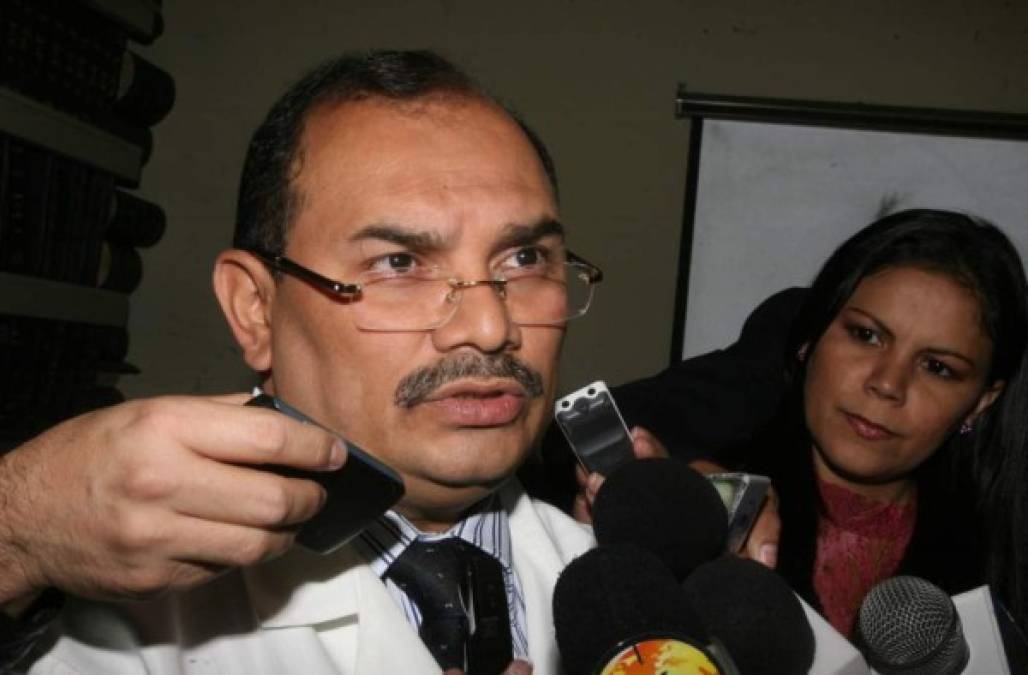 El doctor Dennis Chirinos, suspendido ayer por el Hospital Escuela Universitario (HEU), llegó este jueves al Ministerio Público en Tegucigalpa, capital de Honduras, para denunciar supuestas irregularidades que ocurren en el centro hospitalario.