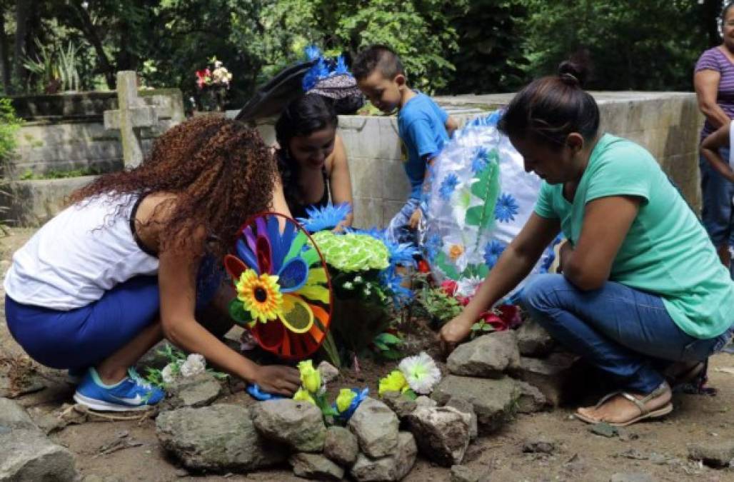 Con una corona de papel china rosado y blanco, doña Rosa llegó al cementerio La Puerta para coronar a su pequeña hija. La pequeña murió hace muchos años, pero las lágrimas bañan el rostro de doña Rosa cada vez que llega al cementerio a visitar la tumba de su bebé. “Cada 1 de noviembre, día de los santos ángeles vengo a coronar porque es una tradición, pero también lo hago en otras fechas”, dice la mujer que vive en el barrio Cabañas.