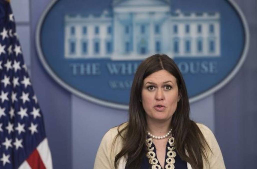 La portavoz de la Casa Blanca, Sarah Sanders, calificó al artículo de 'patético, imprudente y egoísta', y criticó al Times por haberlo publicado. 'Cerca de 62 millones de personas votaron por el presidente Donald J. Trump en 2016', dijo Sanders. 'Ninguno de ellos votó a un cobarde, fuente anónima del fallido The New York Times', dijo.