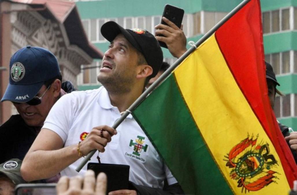 El presidente de Bolivia, Evo Morales, confirmó que renuncia a la Presidencia después de casi 14 años en el poder, en un video desde algún lugar indeterminado, tras haber dimitido en cascada la mayoría de su Gobierno.