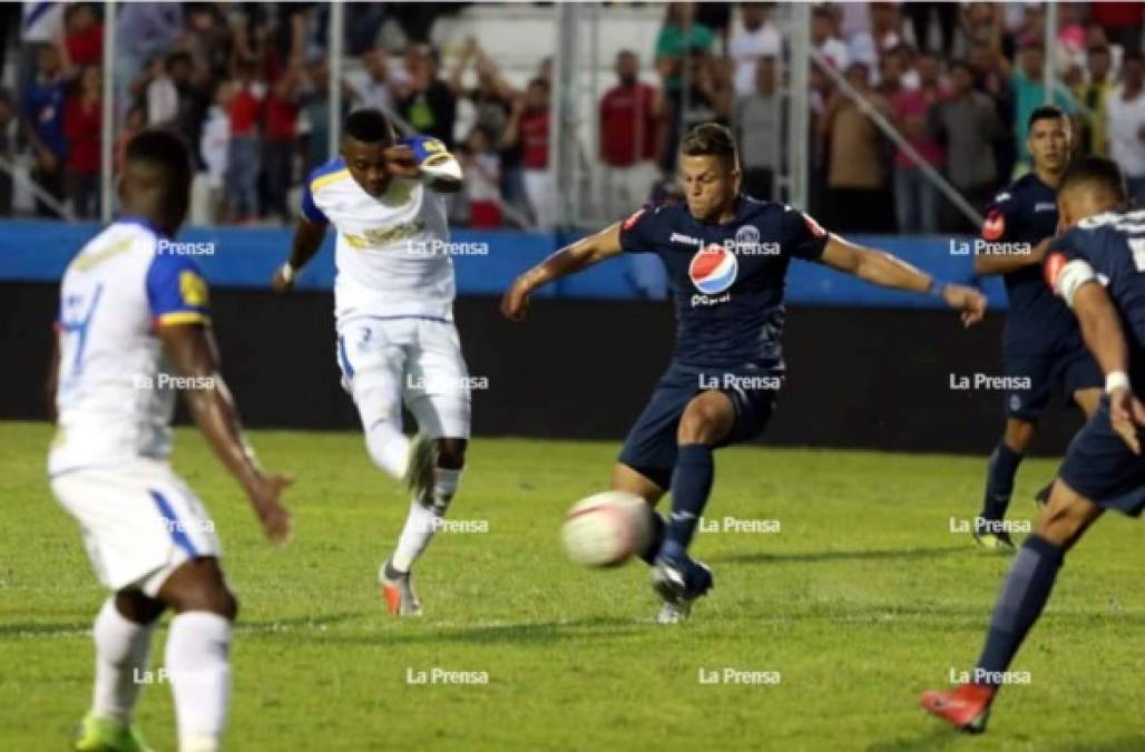 Momento en el que Elmer Güity ha disparado de derecha que terminó en su golazo ante Motagua.