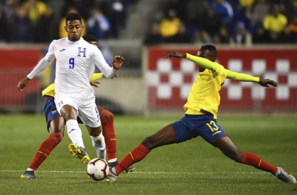 Antony 'Choco' Lozano disputa el balón con el ecuatoriano Jefferson Orejuela.