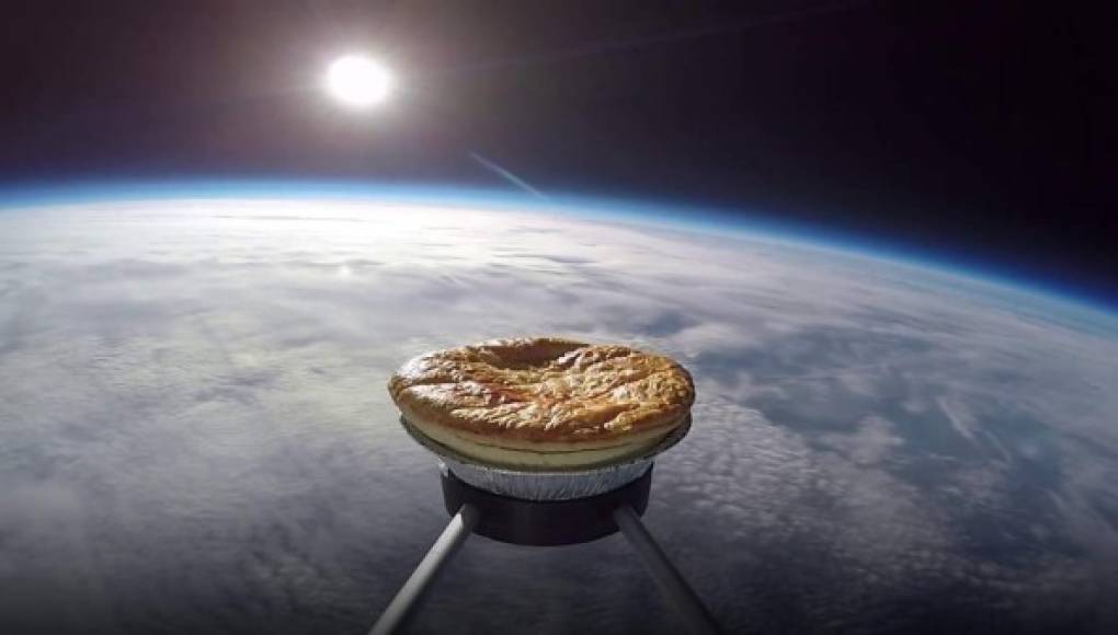 Lanzan un pastel al espacio