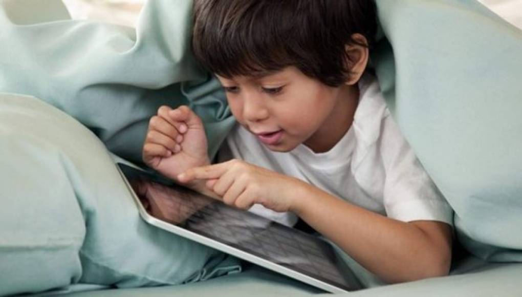 Niños que tienen tabletas o smartphones duermen menos