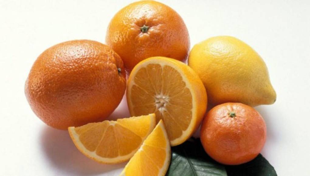 Limones y otras frutas cítricas, ricas en vitamina C y antioxidantes