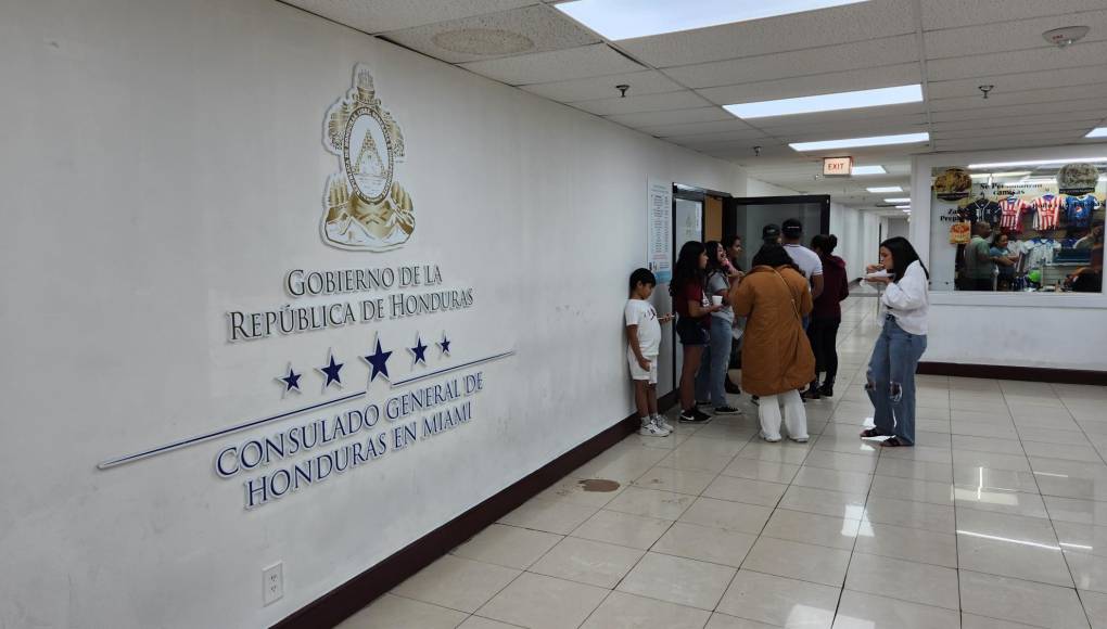 Unos 250 hondureños al día atiende consulado de Honduras en Miami