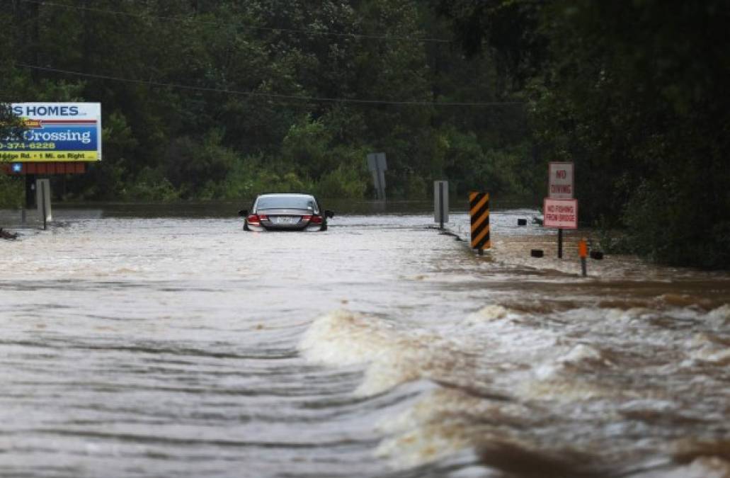 'Estamos teniendo inundaciones récord, tal vez en niveles históricos', dijo la gobernadora de Alabama, Kay Ivey. 'Y con la crecida aumenta el riesgo de perder propiedades y vidas'.