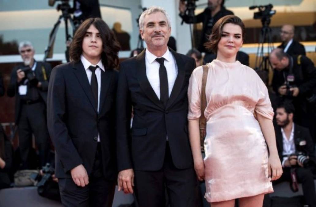Tess Cuarón ha llamado la atención al ser una de las fieles acompañantes de su padre en las alfombras rojas de esta temporada de premios, en donde Alfonso Cuarón acaparó nominaciones y varios premios gracias a su película 'Roma'.