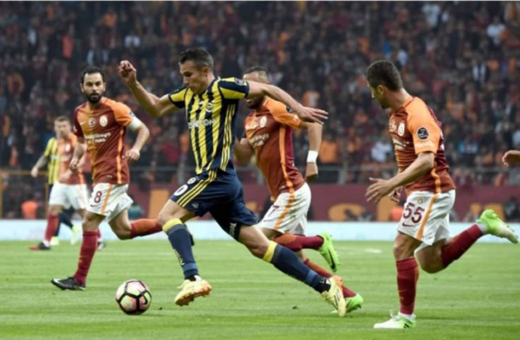 Fenerbahçe vs Galatasaray - El derbi turco enfrenta a la parte asiática y europea de Estambul, separada por el Bósforo. El Galatasaray fue fundado por los estudiantes del lado europeo, mientras que el Fenerbahçe pertenece a la zona asiática y está asociado a la clase trabajadora turca.