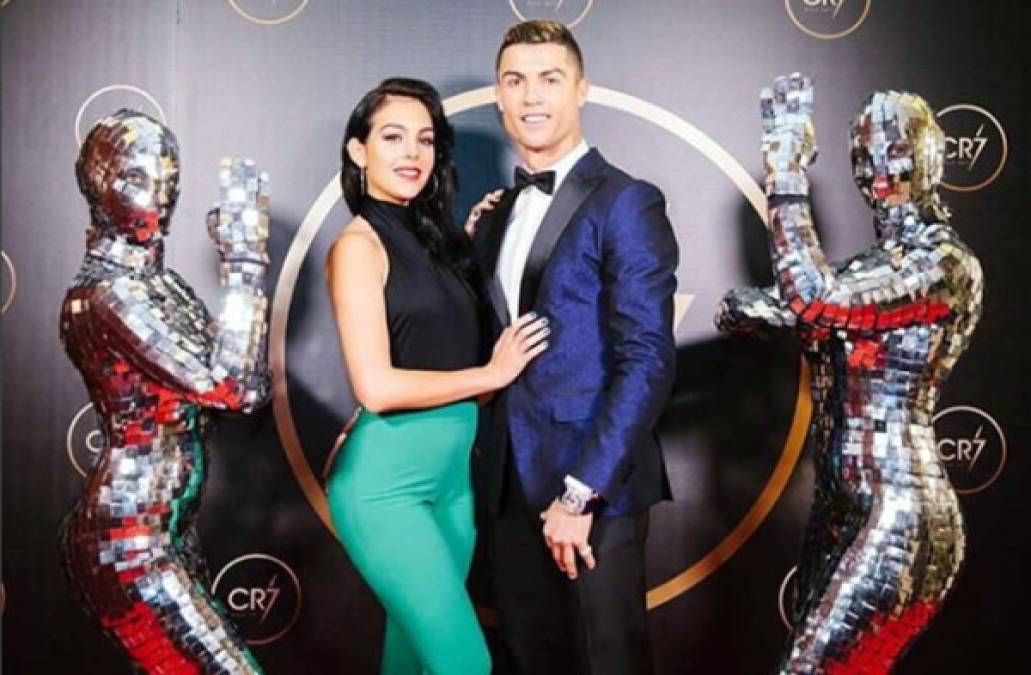 La prensa inglesa no tiene tan claro que este amor sea verdadero, pues el tabloide británico The Sun ha asegurado que el futbolista Cristiano Ronaldo ha sido infiel a su novia Georgina Rodríguez con otra mujer.