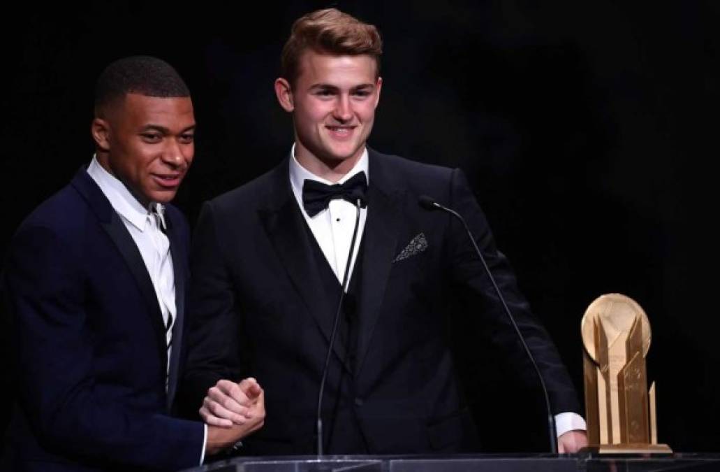 Kyliam Mbappé entrega a Matthijs de Ligt, jugador de la Juventus de Turín, el Trofeo Kopa al mejor jugador menor de 21 años.