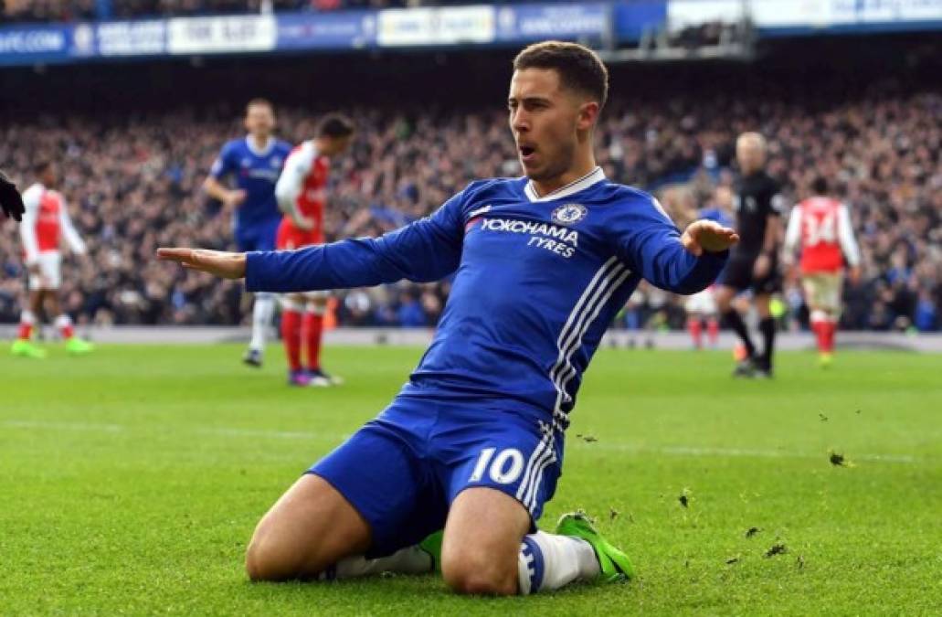 Eden Hazard es un viejo anhelo de Florentino Pérez y el Real Madrid. El talentoso futbolista belga, por el que Zinedine Zidane nunca ha ocultado su predilección, está completando una excepcional temporada en el Chelsea -suma nueve goles y ocho asistencias en 28 partidos- y ha vuelto a ser situado en la órbita blanca de cara al próximo verano. Tanto es así que RMC (Radio Montecarlo) ha informado de que el jugador y el Real Madrid ya han cerrado un acuerdo. El belga -que finaliza su contrato en junio del año 2020- se ha negado a renovarlo en varias ocasiones pese a las suculentas ofertas del conjunto blue, que sería el único escollo para su llegada a la capital de España, según la citada fuente.