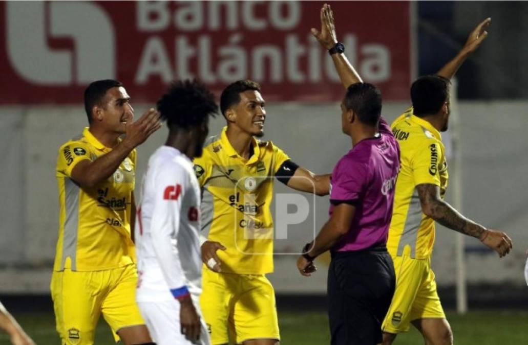 Jugadores del Real España reclamando a Melvin Matamoros.