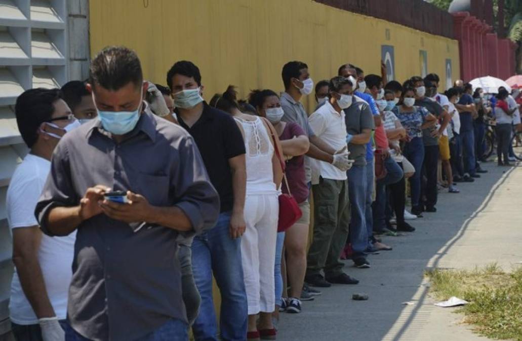 En San Pedro Sula también se realizaron largas filas para ingresar a los bancos y supermercados de la ciudad.