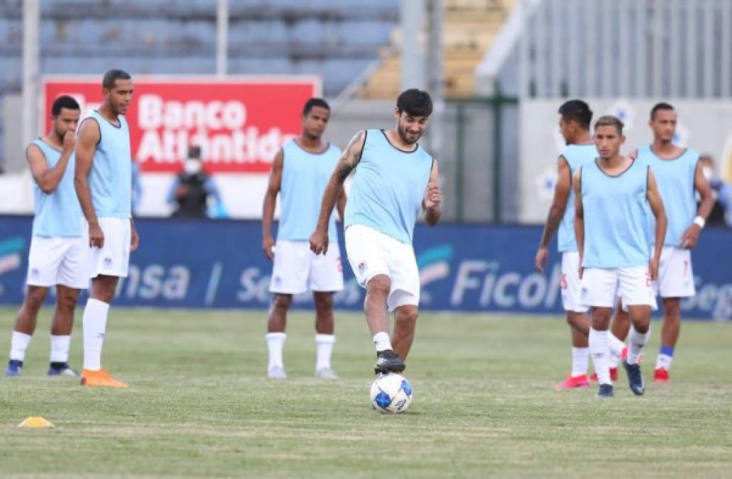 Olimpia se da el lujo de tener en la banca al goleador Eddie Hernández. Por su parte el paraguayo José Cañete(centro) sigue sin ganarse un puesto en el 11 titular.