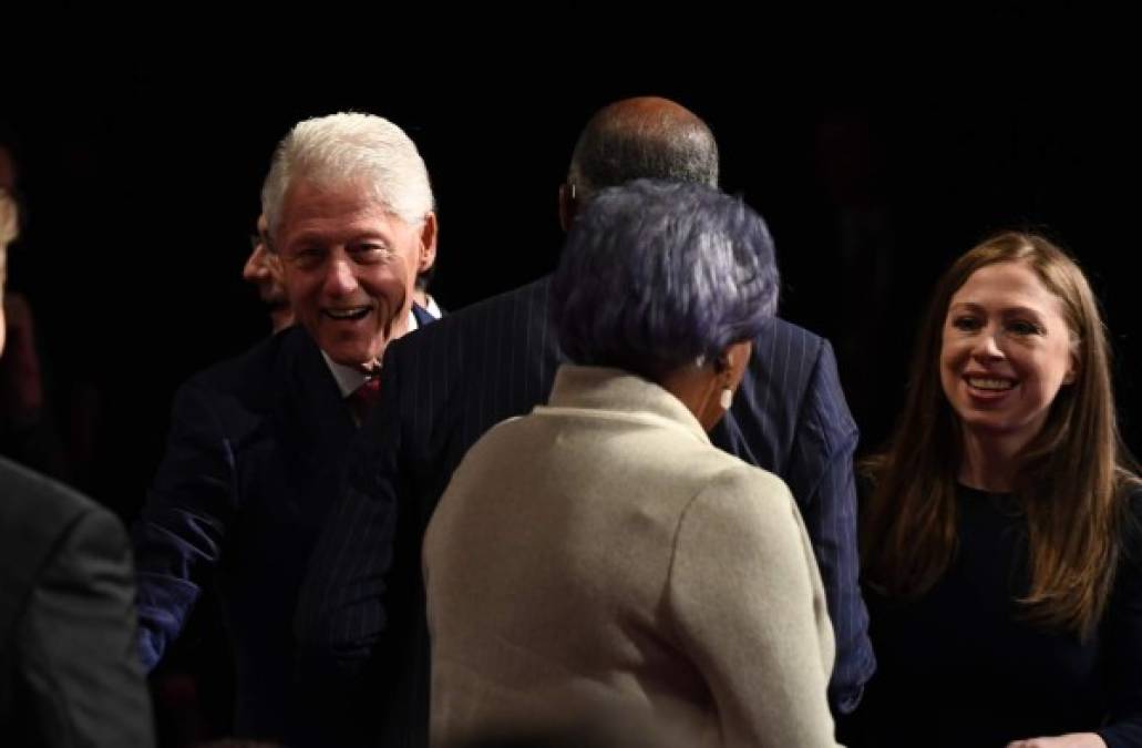 Tras bambalinas Chelsea junto a su padre Bill Clinton.