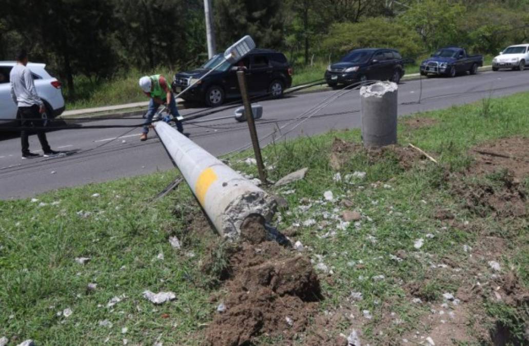 Fue tan fuerte el impacto del carro turismo que derribó el poste del tendido eléctrico público.