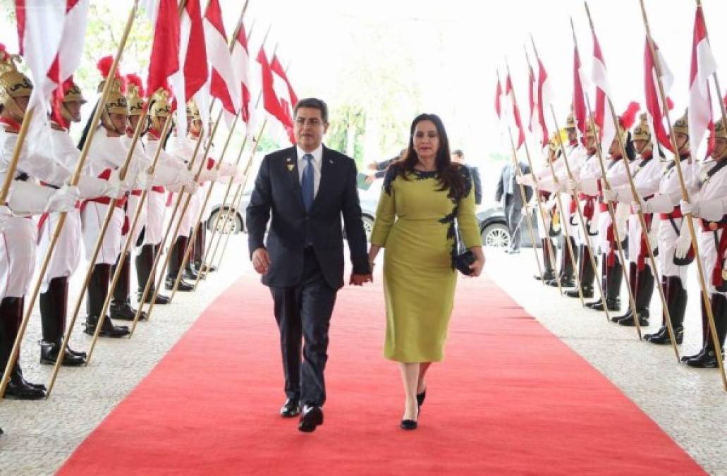 El presidente de Honduras, Juan Orlando Hernández, llegó junto a su esposa Ana García a El Palácio do Planalto a felicitar en nombre del pueblo hondureño y desearle éxito al nuevo presidente de Brasil Jair Bolsonaro.<br/>