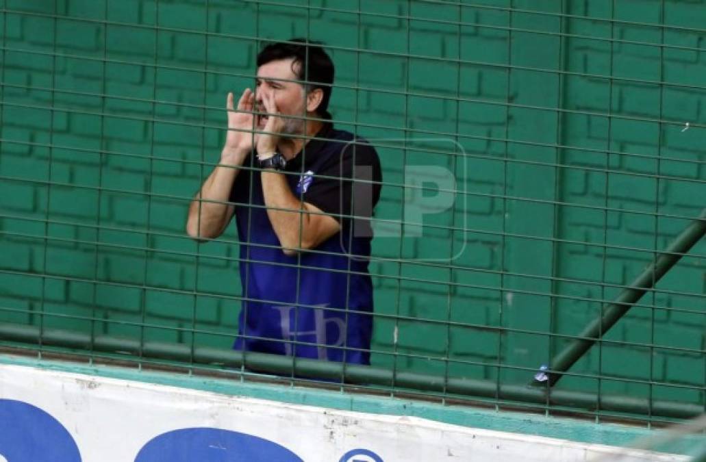 Fernando Araújo, entrenador uruguayo del Honduras Progreso, fue expulsado y así fue captado afuera del campo.