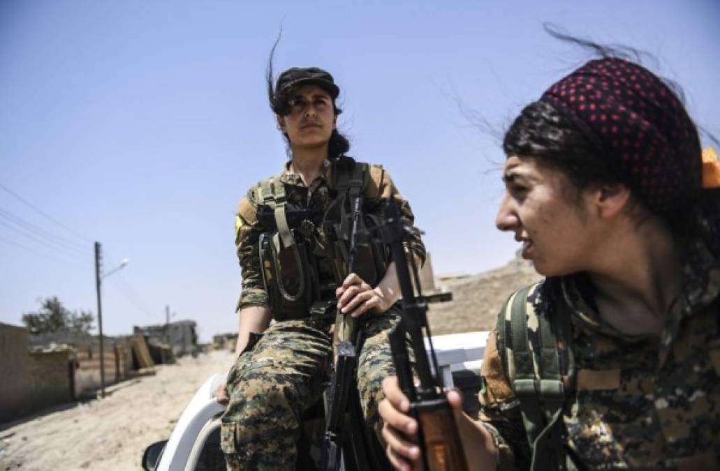 En Siria, las mujeres se unieron a las unidades de protección del frente en Raqa, último bastión del Estado Islámico (Isis) tras la reconquista de Mosul por parte del Ejército iraquí.
