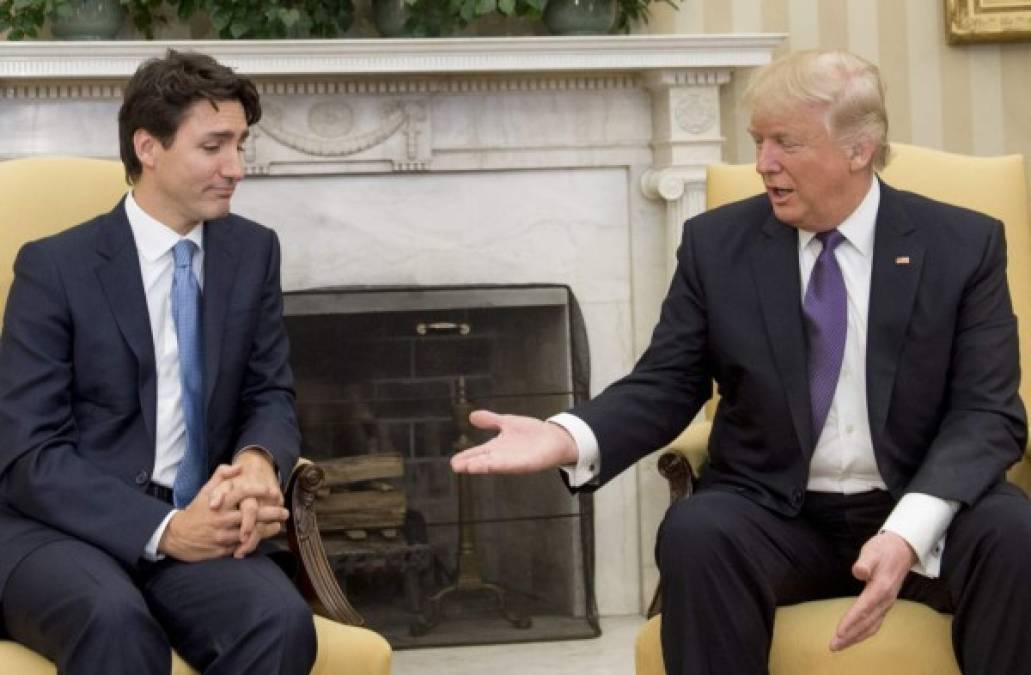 Trudeau también dio de que hablar al estrechar fuertemente la mano del presidente Trump, que ha sido cuestionado por sus 'incómodos' saludos a otros líderes mundiales. El premier canadiense no cayó 'en la trampa' del mandatario estadounidense.