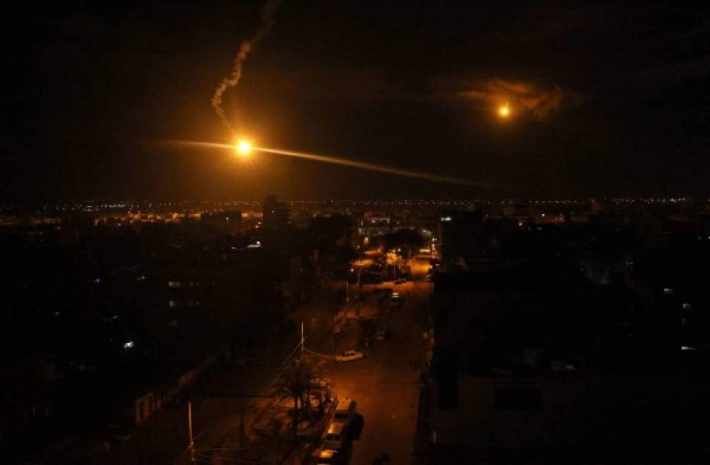 Los testigos afirmaron además que cinco edificios fueron impactados en la Ciudad de Gaza sin previo aviso, causando la muerte de al menos cinco civiles, incluidos tres niños, que se encontraban dentro y cuyos fallecimientos fueron confirmados por un portavoz de Sanidad.