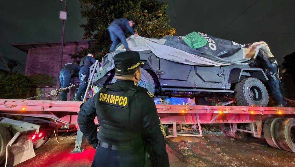 El nuevo vehículo es denominado Black Mamba Sandcat o “armadillo policíaco“ y cuenta con atractivos y moderno sistema de seguridad e indumentaria para combatir el flagelo de la violencia y el narcotráfico en Honduras.