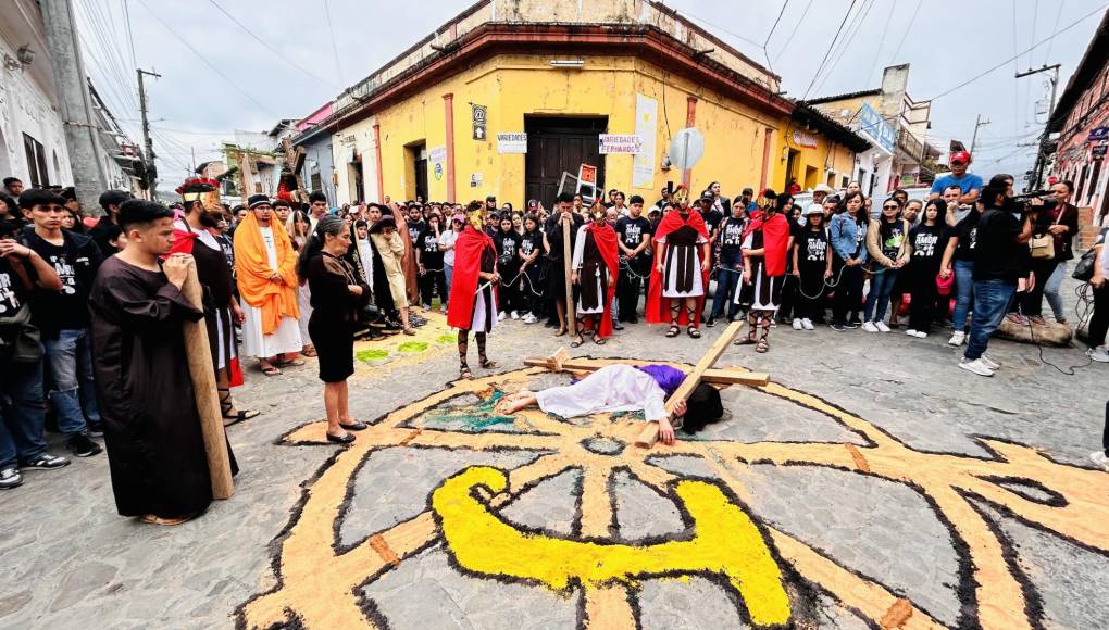 En esta mañana de Viernes Santo, los fieles católicos de Santa Rosa de Copán se congregaron en las calles de la ciudad para conmemorar la pasión y muerte de Jesucristo. 