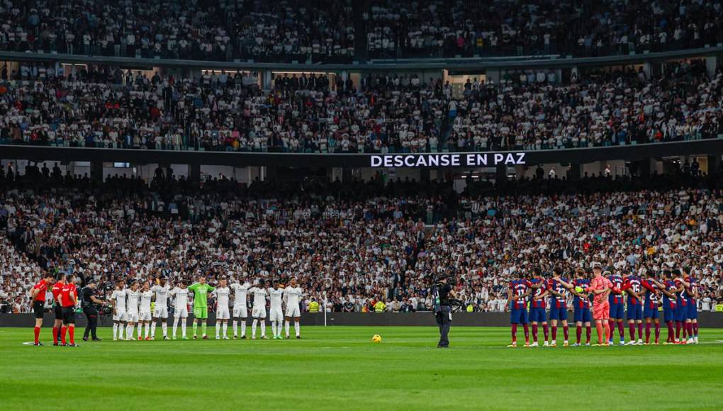 El estadio Santiago Bernabéu guardó un minuto de silencio antes del Clásico en memoria de Luis Gil, director de Competiciones de la Liga Española.