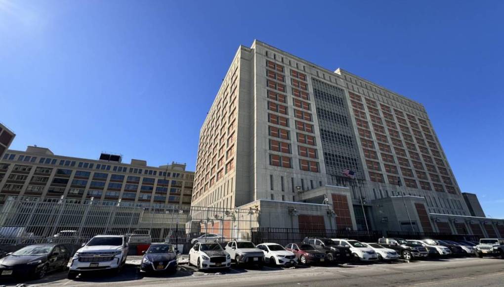 El Centro de Detención de Brooklyn es un edificio de carácter administrativo federal de los Estados Unidos y muchos de los que esperan su sentencia permanecen allí. 