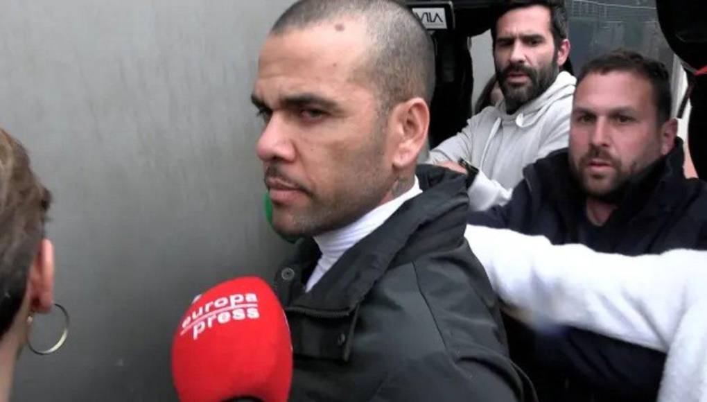 La Audiencia de Barcelona concedió la libertad provisional a Alves un día después de una vista en la que la defensa del brasileño pidió esa medida alegando que su defendido ya cumplió un cuarto de la pena recibida.