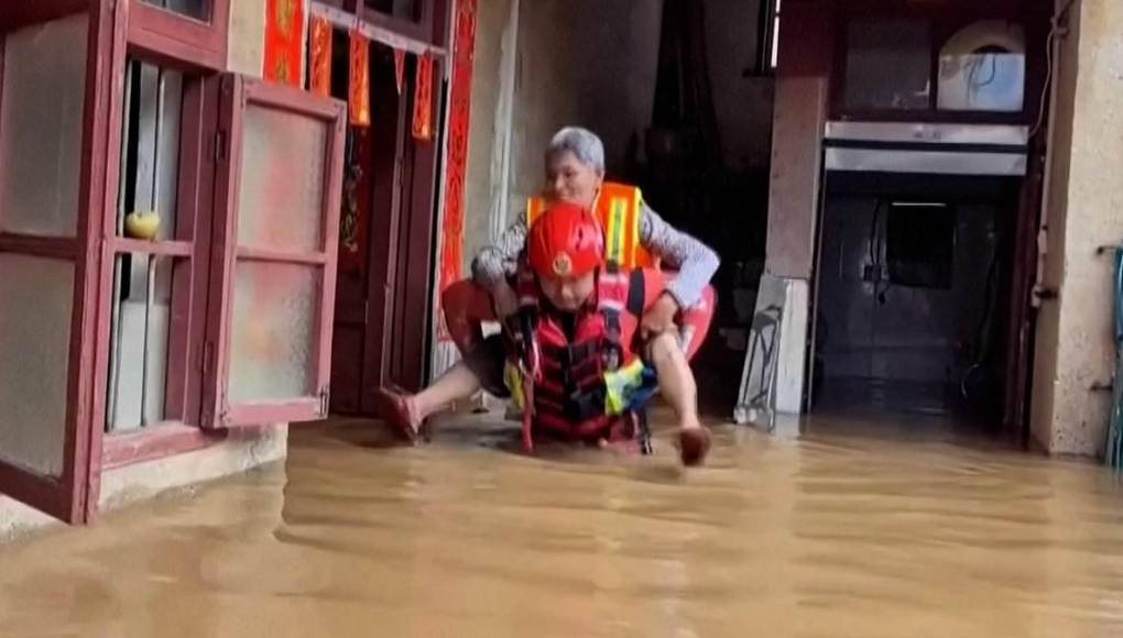Más de 45.000 personas fueron evacuadas de la ciudad de Qingyuan, en el norte de Cantón, situada al margen del río Bei, según la prensa estatal.