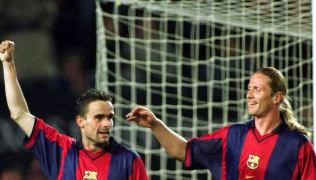 En el año 2000 y como respuesta del fichaje de Luis Figo por el Real Madrid, el entonces presidente del FC Barcelona, Joan Gaspart, firmó a Petit y Marc Overmars en una operación conjunta, procedentes del Arsenal.