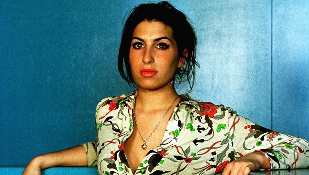 ‘Amy Winehouse, de su puño y letra’ se remonta a su nacimiento, cuatro días después de la fecha prevista: “Bromeábamos alegando que llegaba tarde a todo, incluso a su propio parto”, recuerdan sus padres. Y, entre abundantes fotografías, algunas de sus vacaciones en Benalmádena (costa sur de España), comparten dibujos y calificaciones escolares que coinciden en mostrar su inteligencia y, a la vez, su carácter alborotador.