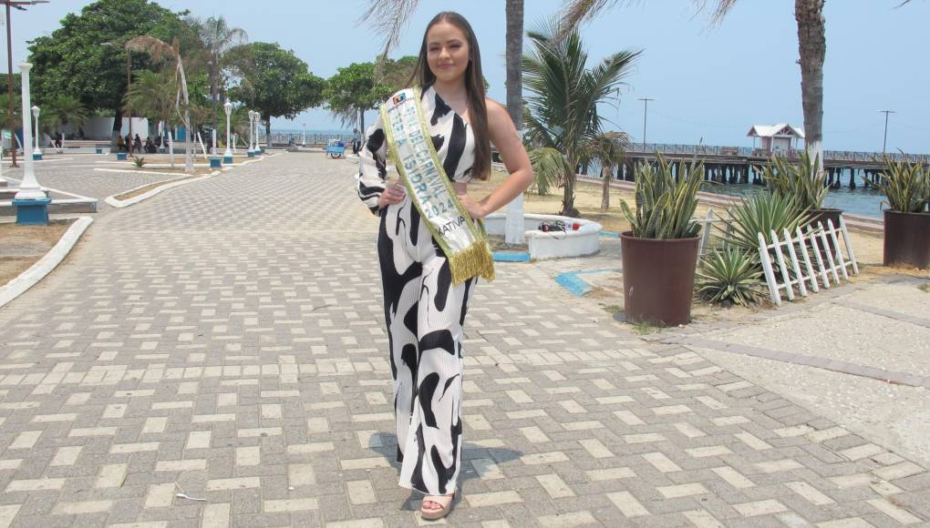Ashley Pérez de 17 años y estudiante de la Academia Europea, es la reina del Carnaval Internacional de la Amistad 2024. Con su carisma y elegancia se ganó el gusto del público, durante el desfile de carrozas lucirá un espectacular traje. 