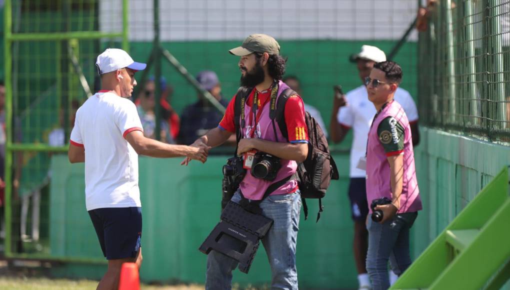 Edwin Rodríguez saluda al fotógrafo de diario LA PRENSA, Héctor Edú.