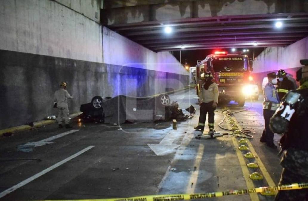 Cuerpos de socorro, entre bomberos y policías, acudieron al sitio, al filo de la medianoche. Rescataron a la persona herida. Los otros dos no mostraban signos vitales.