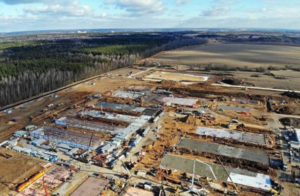 Así avanzan los trabajos de construcción de un hospital en las afueras de Moscú para atender a los pacientes infectados con Covid 19.