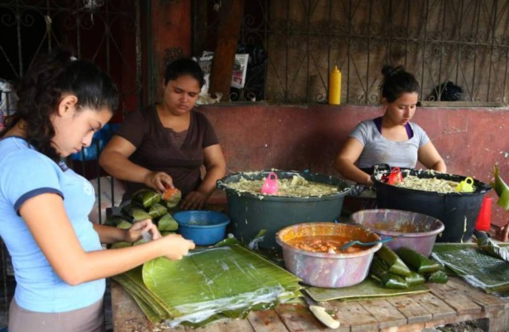 La hoja de plátano no puede faltar para darle el exquisito sabor a este delicioso plato.