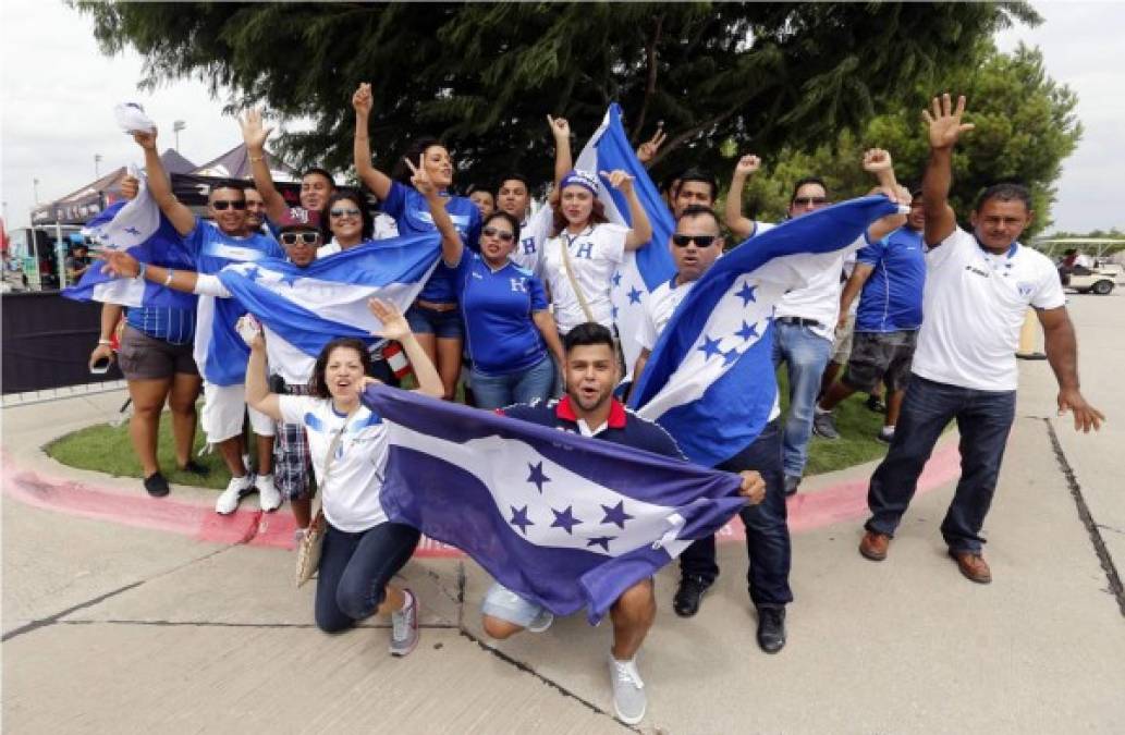 Los aficionados hondureños ya comienzan a llegar al estadio Toyota Park de Dallas.