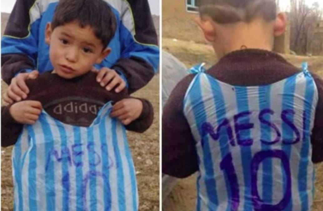 La criatura de siete años alcanzó la fama mundial en 2016 cuando una fotografía en la que se le veía ataviado con una bolsa de plástico, de franjas azules y blancas y con un 'Messi 10' pintado en la espalda, se hizo viral.