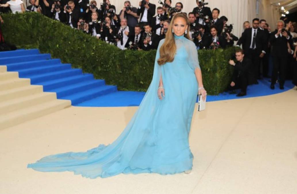 La gala MET es la cita anual que congrega a modelos, cantantes, diseñadores y celebridades del mundo. Jennifer López cautivó con este majestuoso vestido azul de Valentino.