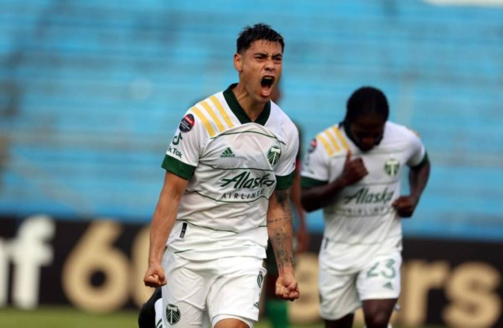 El chileno Felipe Mora celebrando su gol que abrió el marcador ante Marathón.