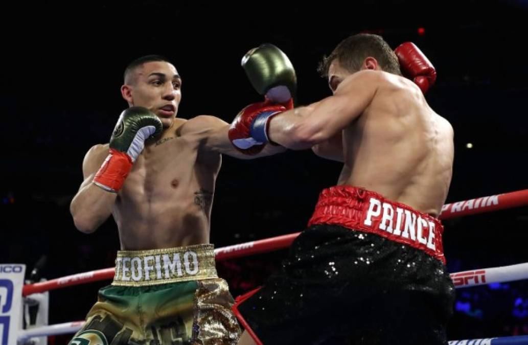 Teófimo López continuó con el ataque, su defensa no permitía hacer nada al finlandes, golpe a golpe salían a relucir las limitaciones del ex campeon de boxeo. Foto AFP