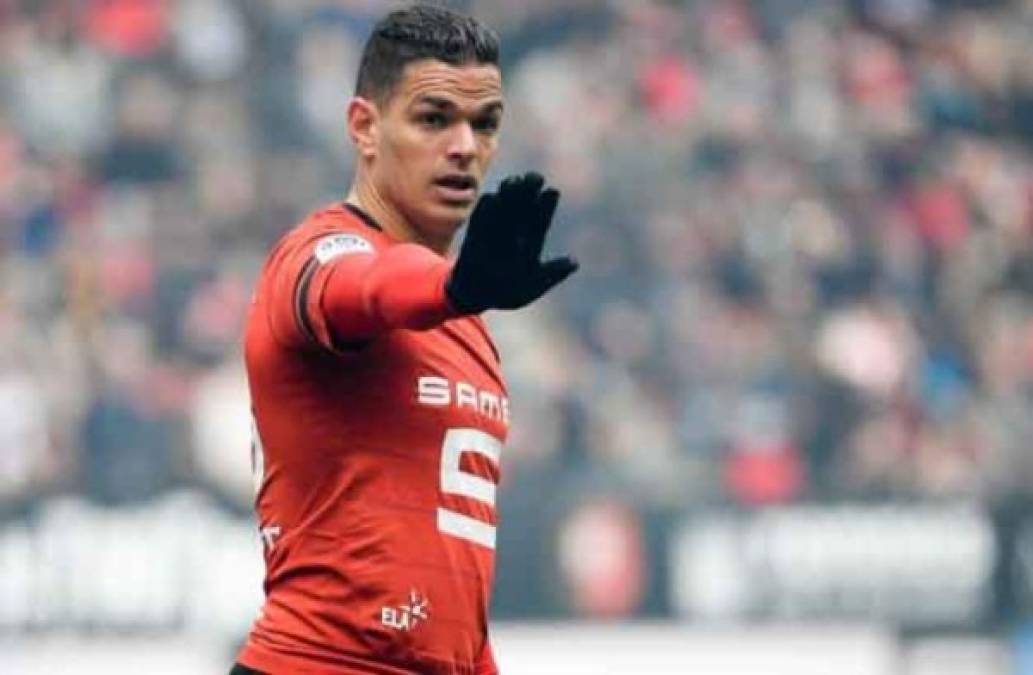 Hatem Ben Arfa: Mediocampista francés de 32 años de edad que está sin equipo. Militó en su momento en el PSG, Rennes, Newcastle etc.