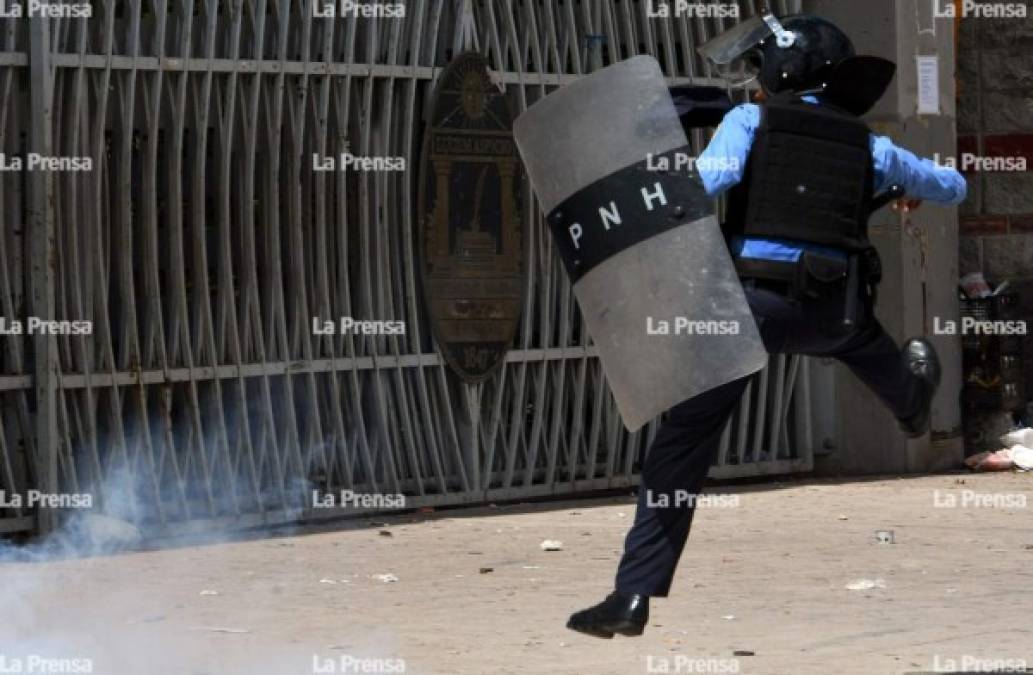 Los protestantes respondieron con piedras, bombas molotov a los gases lacrimógenos que los policías les lanzaron para repelerlos.