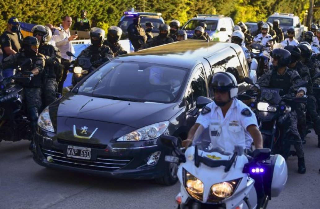 El cortejo fúnebre de Maradona rodeado por los aficionados argentinos que lloraron el adiós de Diego.